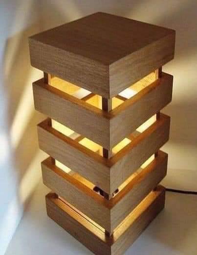 **Lámpara de Madera #1**  Nuestra lámpara de madera reciclable combina elegancia y funcionalidad. Con un diseño moderno y minimalista, esta pieza artesanal ilumina cualquier espacio con calidez natural. Ideal para oficinas, salas o dormitorios, su acabado en madera le da un toque ecológico y sofisticado a tu decoración, mientras contribuyes al cuidado del medio ambiente. ¡Dale luz a tu espacio con estilo sostenible!